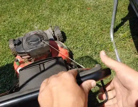 What is a self-propelled lawn mower, and how does it work? Types and tips explained